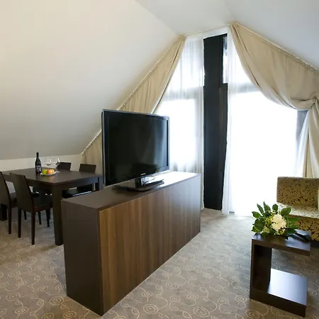 Avital 4*