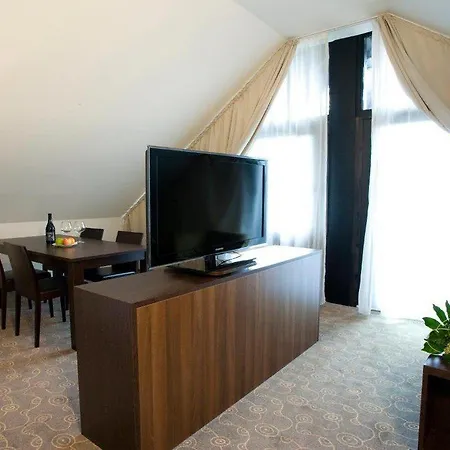 Avital 4*